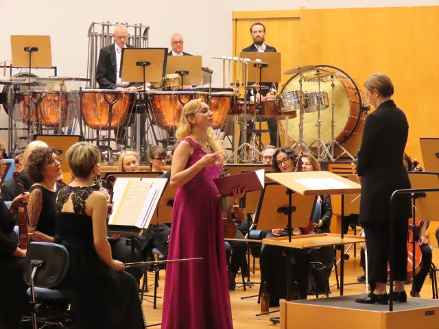 Koncert rozpoczął się klasycznie, choć także w duchu muzyki współczesnej - kompozycją Tadeusza Bairda „Erotyki”. Ich interpretacji podjęła się polska sopranistka - Joanna Freszel.