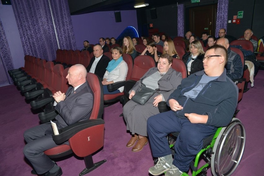 Sandomierskie kino już otwarte dla niepełnosprawnych. Pomogli uczniowie (ZDJĘCIA) 