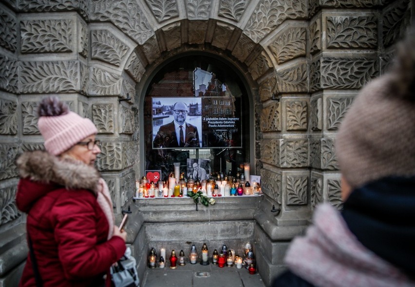 Żałoba na ulicach Gdańska. Modlitwy, kwiaty i znicze w różnych częściach miasta. Mieszkańcy oddają hołd Pawłowi Adamowiczowi [zdjęcia]