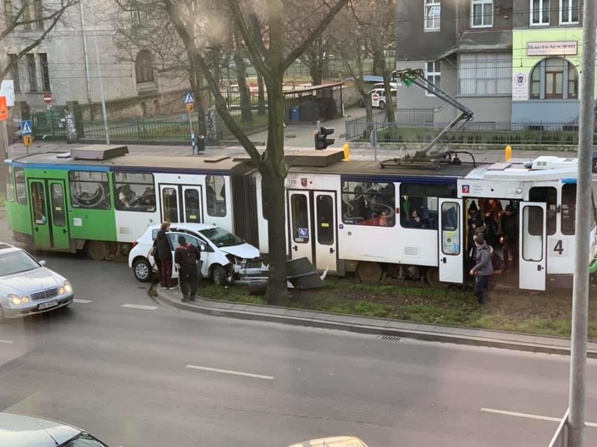 Kolizja na alei Piastów. Auto uderzyło w tramwaj [ZDJĘCIA]