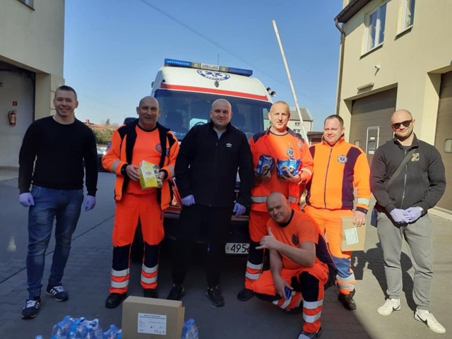 Przedstawiciele stowarzyszenia przekazali w poniedziałek dary m.in. ratownikom medycznym.