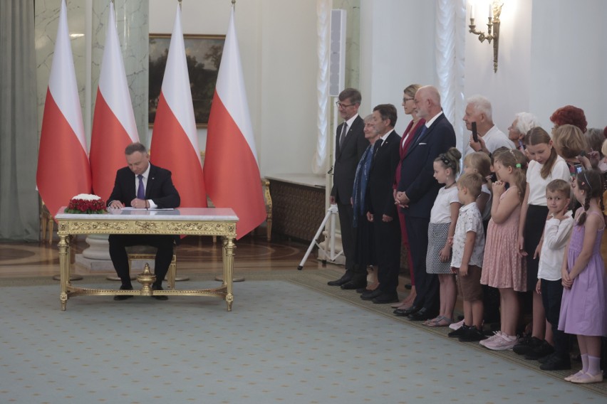Prezydent Andrzej Duda, w obecności premiera Mateusza...