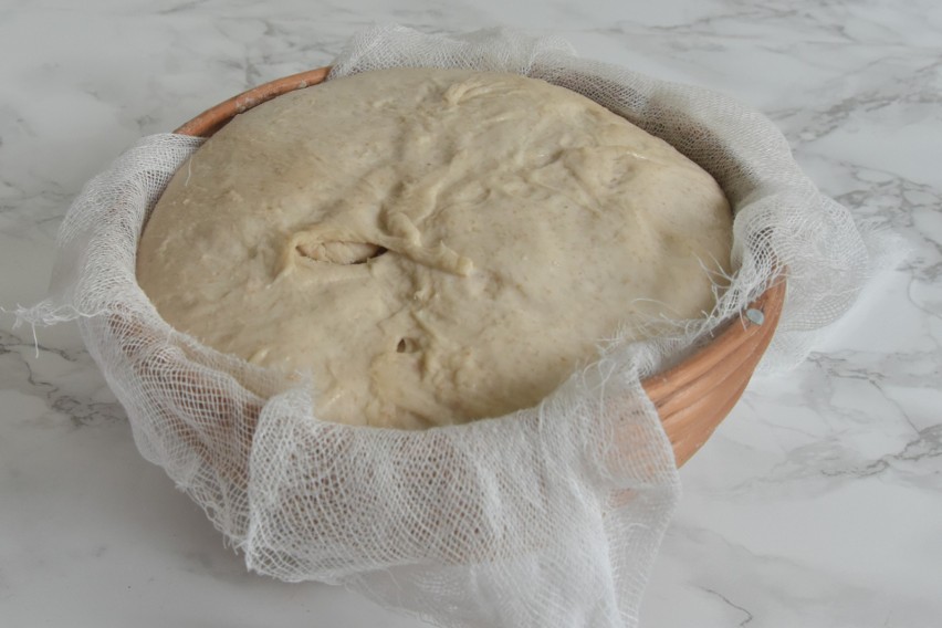 Wyrośnięte ciasto chlebowe można uformować na spód do pizzy...