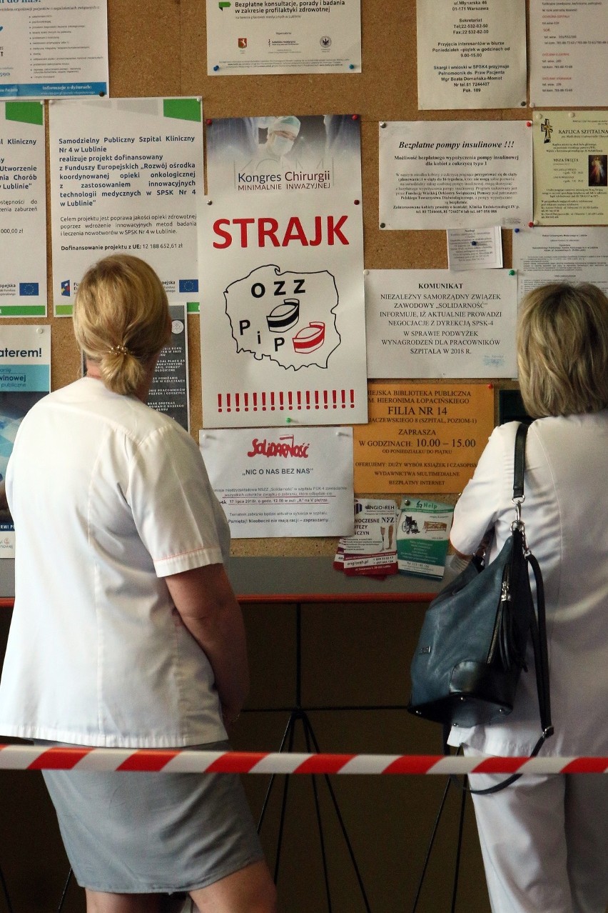 Czwarty dzień strajku pielęgniarek przy Jaczewskiego. Od rana gromadzą się tłumy pracowników