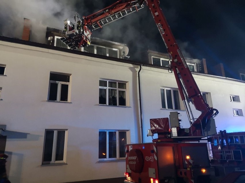 Hajnówka. Pożar poddasza w bloku przy ul. Piłsudskiego. Ewakuowano wszystkich mieszkańców (zdjęcia) 