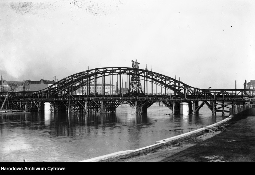 Budowa mostu im. Józefa Piłsudskiego rozpoczęła się w 1926r.