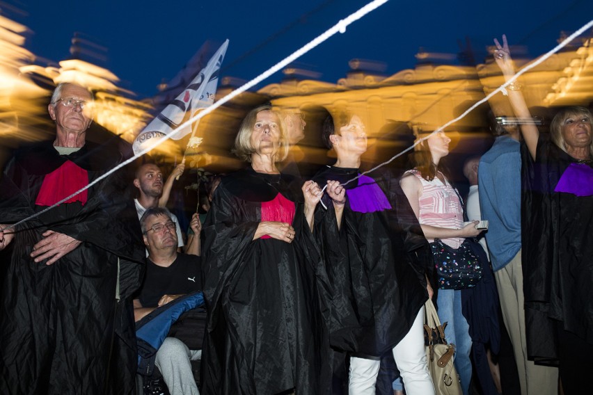 "Obudź się, grozi nam dyktatura". Protest opozycji w Krakowie [ZDJĘCIA]