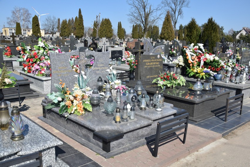 Cmentarz parafialny w Goworowie. 22.03.2022. Zdjęcia