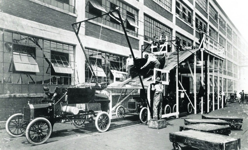 Sto lat temu: prowizoryczny montaż karoserii na podwoziach...