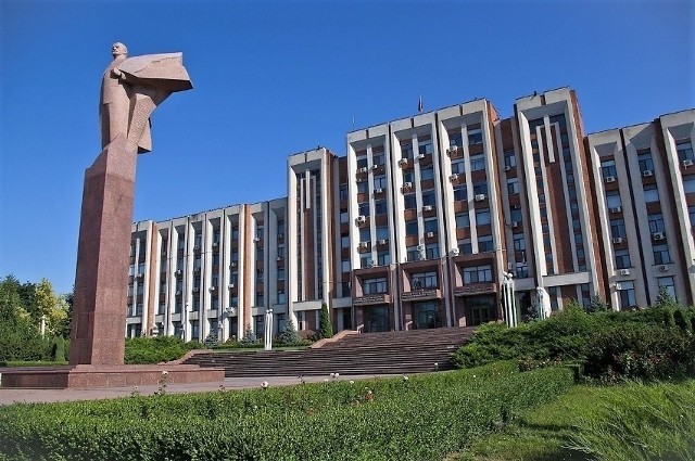 Pomnik Lenina przed siedzibą rządu i Rady Najwyższej separatystycznej republiki w Naddniestrzu