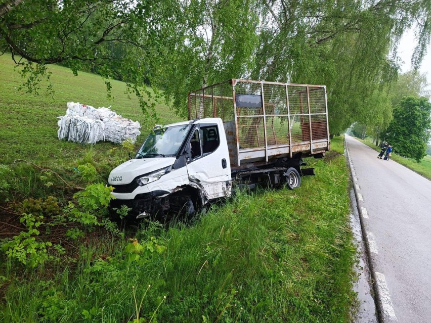 Zalesie. Wypadek drogowy, dwa auta wypadły z drogi [ZDJĘCIA]