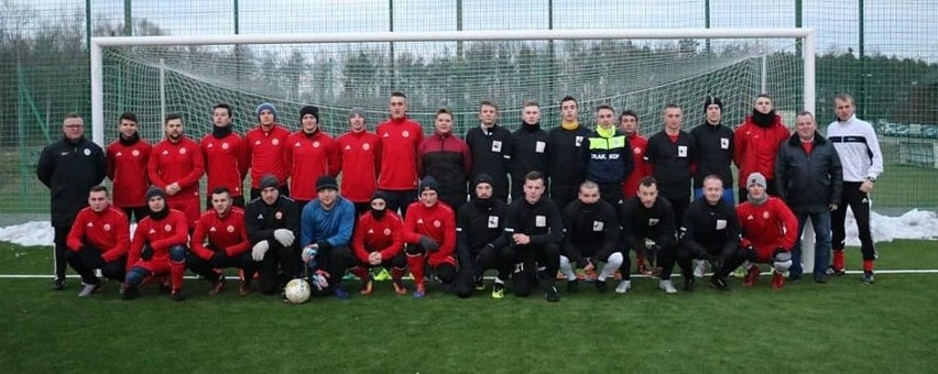 Pamiątkowe zdjęcie uczestników sparingu w Starachowicach,...