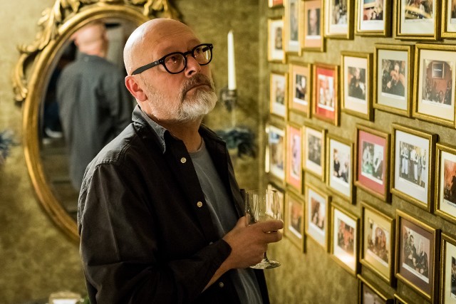 Wojciech Smarzowski z zainteresowaniem przyglądał się fotografiom ze spotkań, jakie odbywają się już od dekady w ramach cyklu „Artyści w Bohemie”. Reżyser w ubiegłą niedzielę (21 X) dołączył do galerii znanych postaci goszczących w bydgoskiej Bohemie