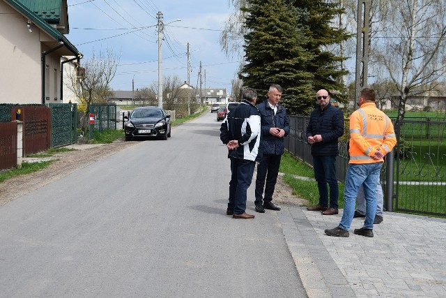 Podczas odbioru drogi od budowlańców. Więcej na kolejnych zdjęciach.