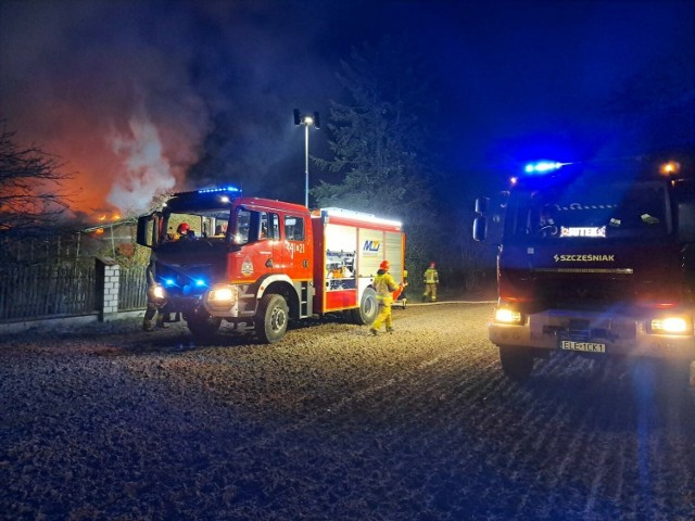 W pożarze poszkodowany został strażak.