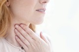 Ból gardła, problemy z przełykaniem, gorączka? Zapalenie migdałków to nie tylko angina. Sprawdź, jakie są najczęstsze przyczyny bólu gardła