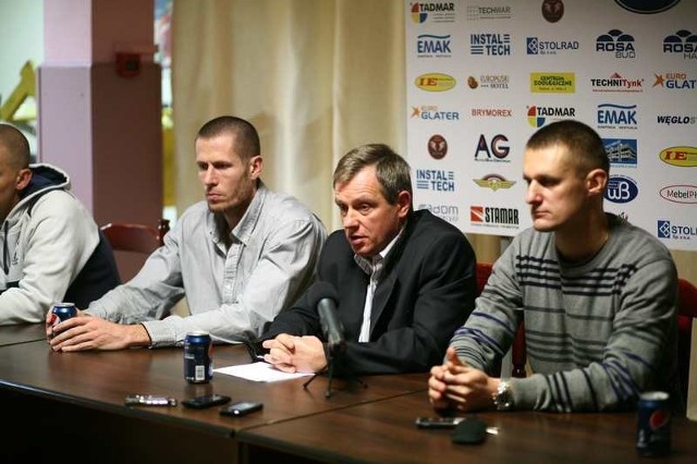 Od lewej: Piotr Ignatowicz - trener, Robert Bartkiewicz - prezes i Michał Wolczyk - rzecznik prasowy