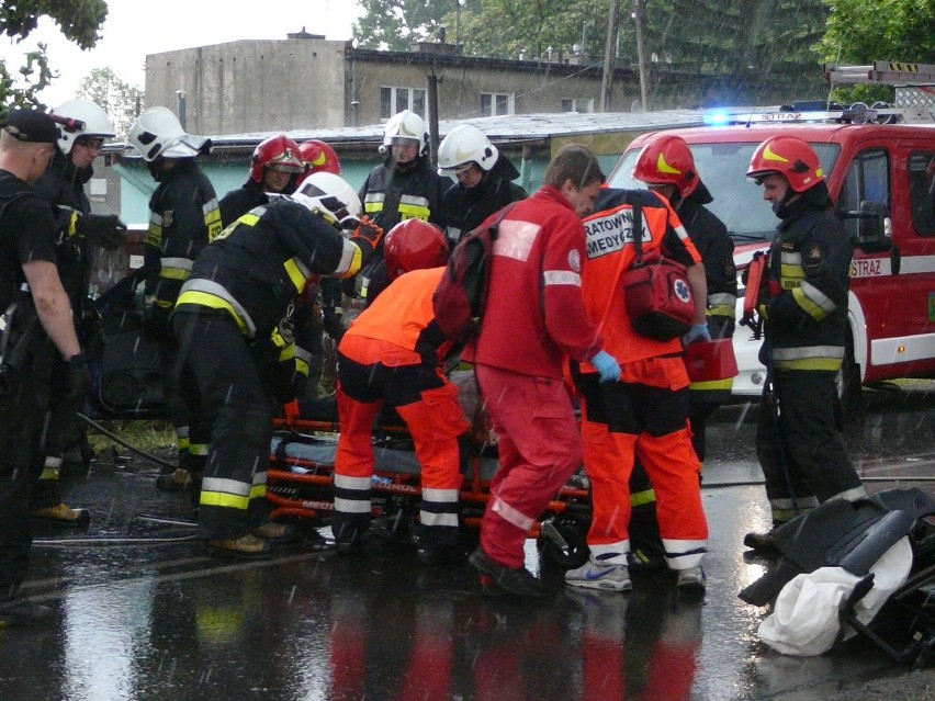 Wypadek w Ksawerowie! Dwóch mężczyzn i kobieta w szpitalu [zdjęcia]