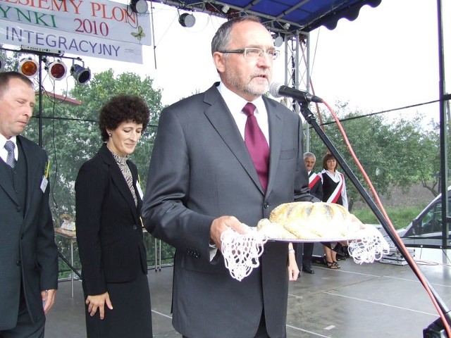 W Robakowie dożynki świętowano w ostatnią sobotę sierpnia - z chlebem dożynkowym wójt Jerzy Rabeszko