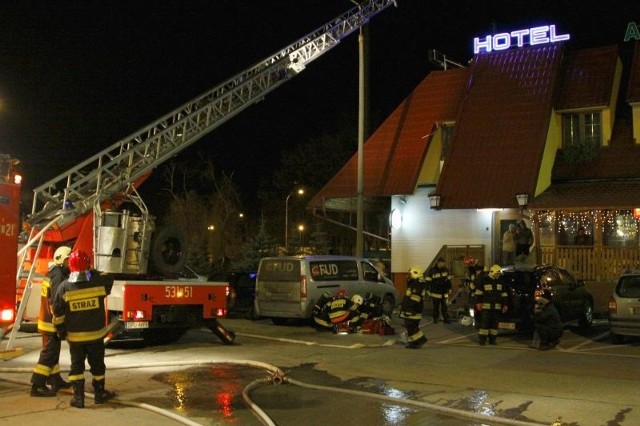 Widok z wczorajszego wieczora. Strażacy gaszą pożar w hotelu Adria. Na szczęście to tylko ćwiczenia.