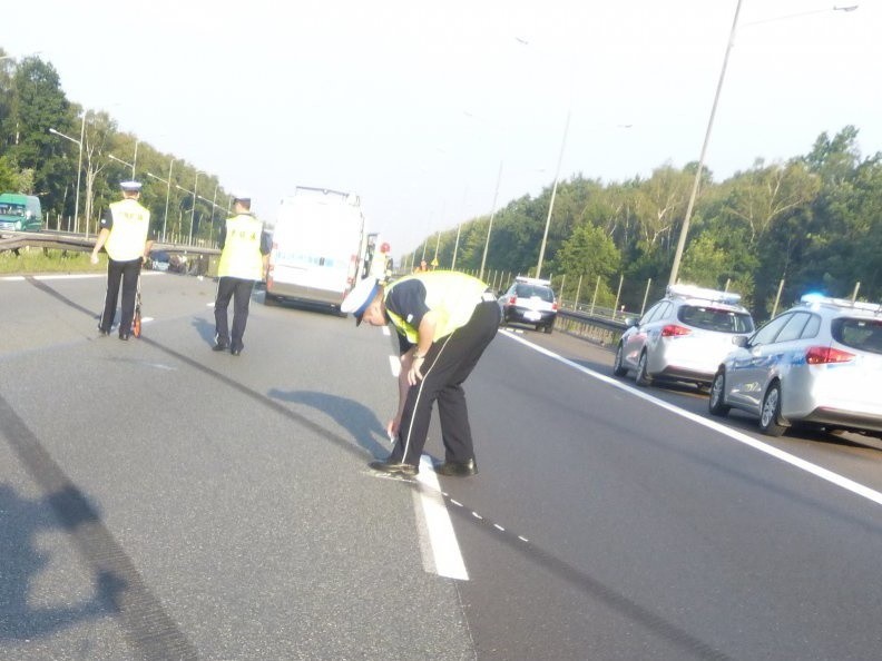 Śmiertelny wypadek na A4. Po dachowaniu busa dwie osoby nie żyją