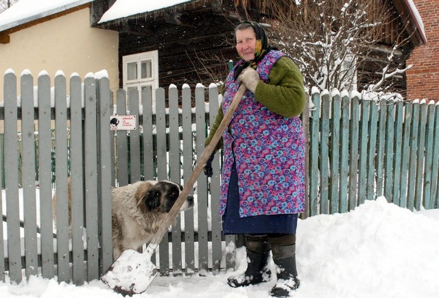 - Dawniej bywały takie śnieżne zimy, ale w ostatnich latach ta chyba najbardziej uciążliwa - mówi pani Zofia Jajko z Tarnobrzega - Mokrzyszowa.