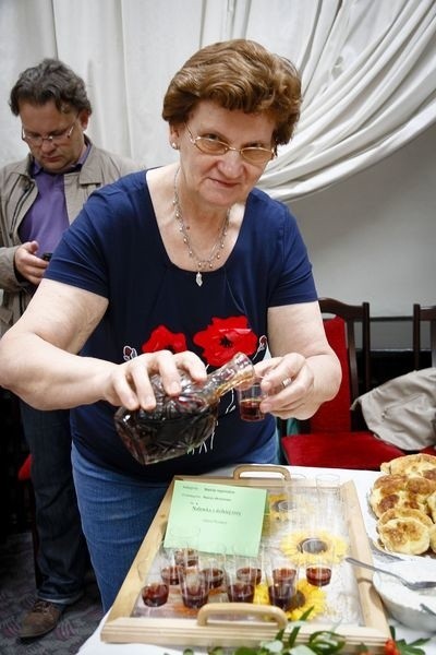Halina Pezowicz promowała nalewkę z dzikiej róży