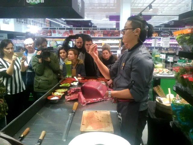 Alon Than, mistrz świata w sushi dał pokaz umiejętności podczas sobotnich urodzin radomskiego lokalu.