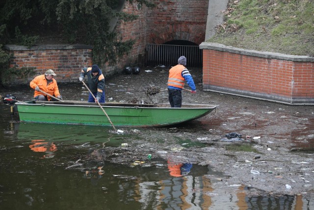 Poszkodowany został zabrany przez pogotowie ratunkowe na obserwację. Zdjęcie ilustracyjne