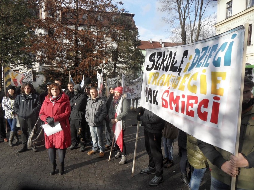 Uczniowie "Hamry" znów pikietowali przed żywieckim...