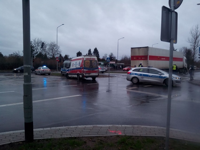 Wypadek na ul. 26 kwietnia. Ciężarówka potrąciła pieszą. Kobieta zmarła w szpitalu [ZDJĘCIA]