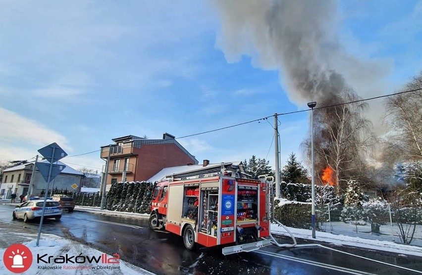 Kraków. Duży pożar w warsztacie samochodowym przy ul. Malborskiej i Dauna [ZDJĘCIA]