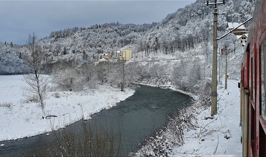 Zimowa podróż Doliną Popradu. Widoki z okna pociągu zachwycają. Zobaczcie sami na zdjęciach