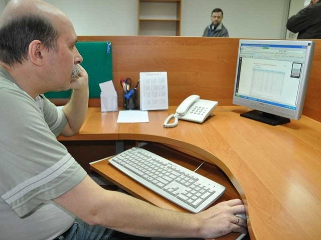 Zakład Gospodarki Mieszkaniowej w Szczecinku: Informatyk ZGM Andrzej Olechnowicz demonstruje działanie systemu Internetowej Obsługi Kontrahenta w praktyce. 