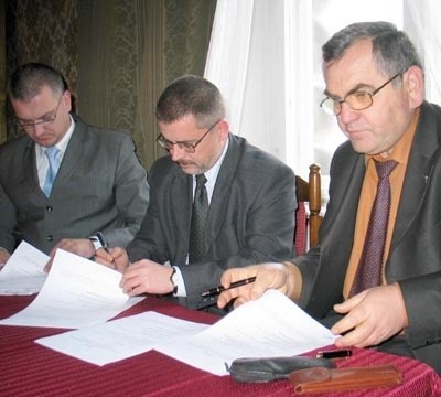 Przedstawiciele ECO Opole (z prawej prezes Wiesław Chmielowicz) podpisywali w Żaganiu wiele umów z przedstawicielami ZGC (z lewej burmistrz Sławomir Kowal). Czy ta najważniejsza o nabyciu udziałów okaże się bezprawna?