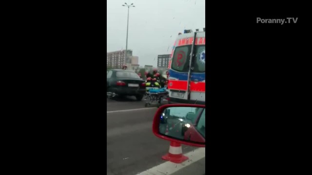 Na skutek zderzenia autobusu i mercedesa ranny został kierowca osobówki