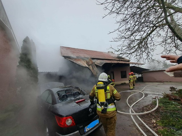 Pożar w budynku mieszkalnym w Górnych Wymiarach (gmina Chełmno) zaczął się od samochodu.
