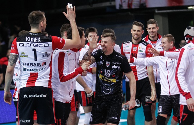 W ostatnim meczu 18. kolejki PlusLigi, Asseco Resovia Rzeszów pokonała Łuczniczkę Bydgoszcz 3:0 (25:22, 25:18, 25:21).