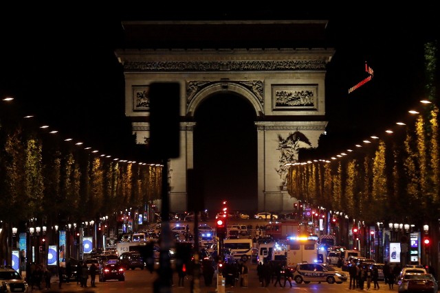 Miejsce strzelaniny w Paryżu - Champs Elysees na wysokości numeru 82