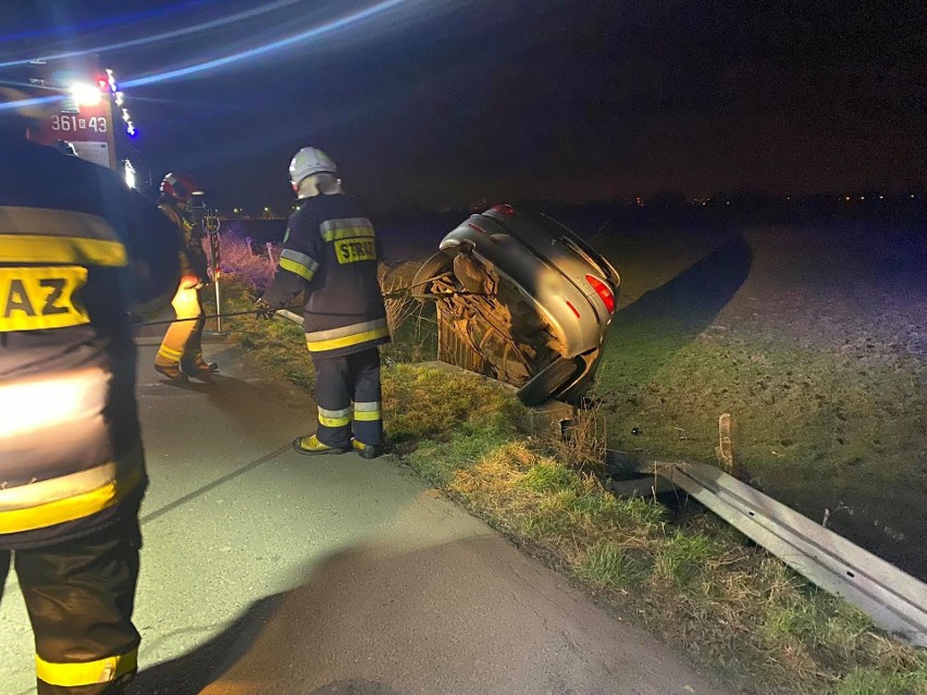 Wypadek w Torkach koło Przemyśla. Samochód wypadł z drogi i zawisł [ZDJĘCIA]