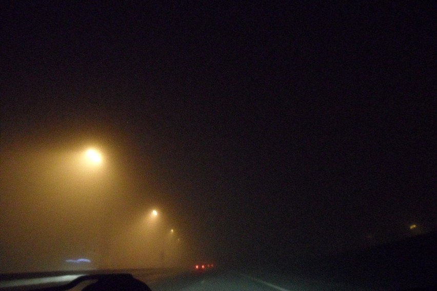 Fatalne warunki na drodze. Gęsta mgła i gołoledź
