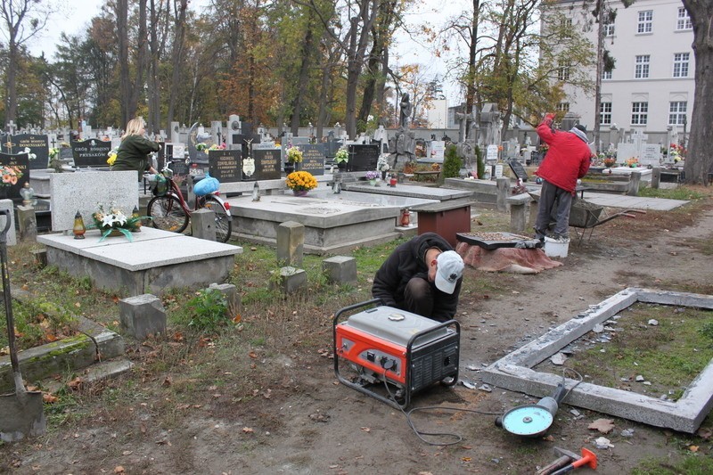 Aleksandrów Kujawski. Porządki na cmentarzu przed dniem Wszystkich Świętych