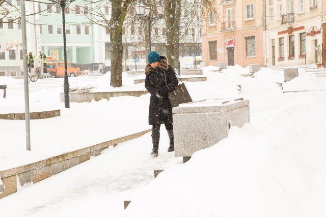 Niektórzy synoptycy przewidują, że czeka nas zima stulecia. Straszą, że śnieg spadnie już w październiku, a w miesiącach zimowych termometry pokażą nawet kilkadziesiąt stopni poniżej zera! Skąd biorą się takie prognozy? Jakiej zimy możemy się spodziewać w tym roku w regionie?Wyjaśniamy na kolejnych slajdach - kliknij strzałkę w prawo na klawiaturze lub na zdjęciu >>>Wideo: Jarosław Kret wyjaśnił, co ma wpływ na to, jaka będzie zimaźródło: Dzień Dobry TVN/x-news