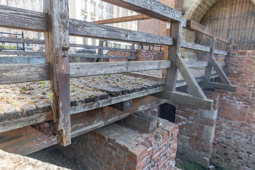 Muzeum Krakowa nie dostało dofinansowania, więc rozbierze most do Barbakanu