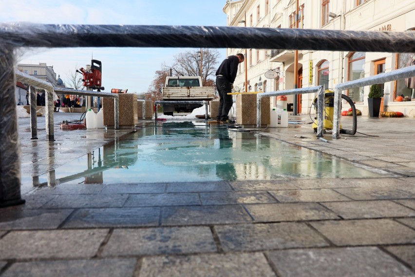 Lublin. Przy "oknie czasu" na deptaku pojawiło się ogrodzenie ze stalowymi barierkami