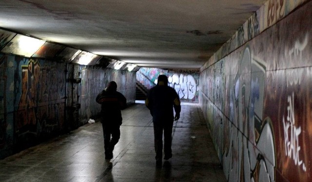 Wielu przechodniów boi się wędrówki mrocznym tunelem pod torami w ciągu ulicy Słowackiego.
