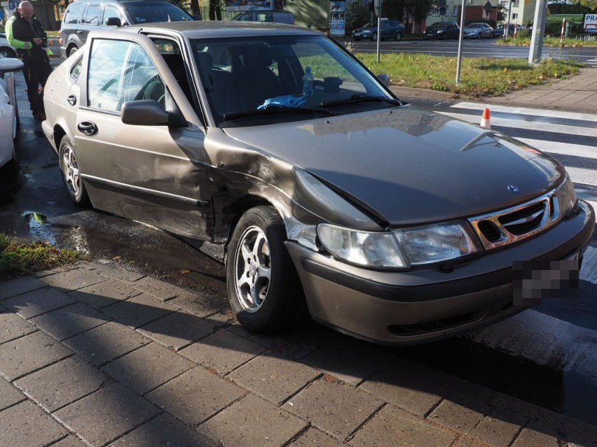 Wypadek na skrzyżowaniu ulicy Władysława IV z Akademicką w Koszalinie. Jedna osoba poszkodowana [ZDJĘCIA]