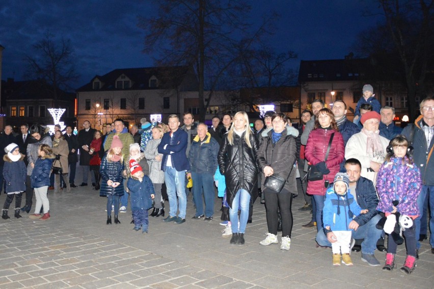 Skawina. Były życzenia władz, dzielenie się opłatkami, 700 porcji potraw wigilijnych, kiermasz i koncert bożonarodzeniowy.