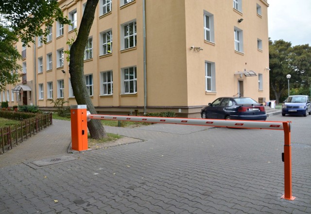 Szlaban strzeże wjazdu na przyszkolny parking przy SP 31 od 1 września tego roku