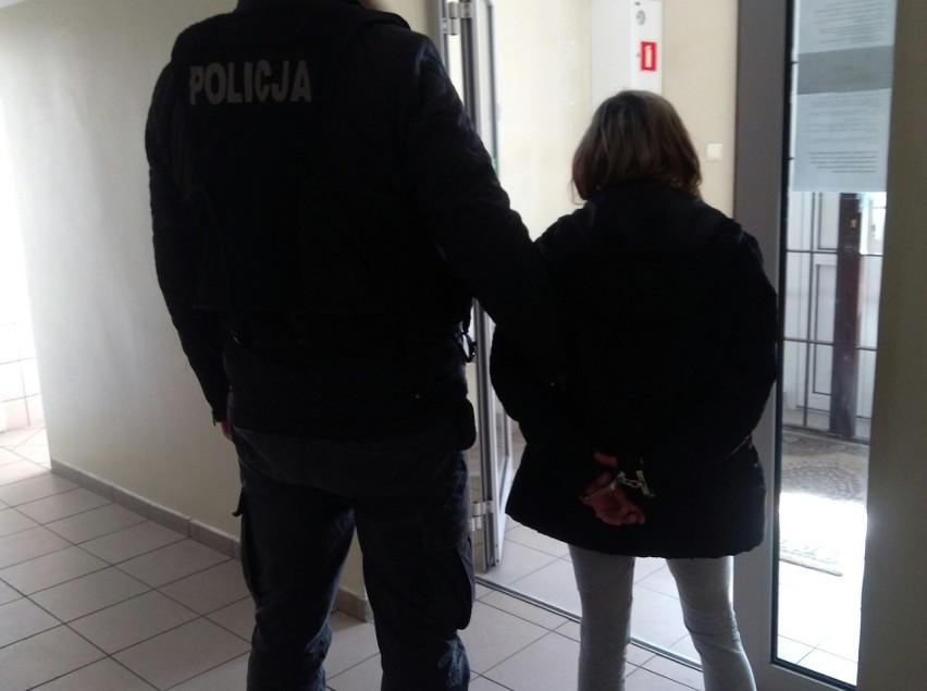 Białystok. Dwie osoby podejrzane o kradzież karty bankomatowej. Płacili nią w sklepach [ZDJĘCIA]